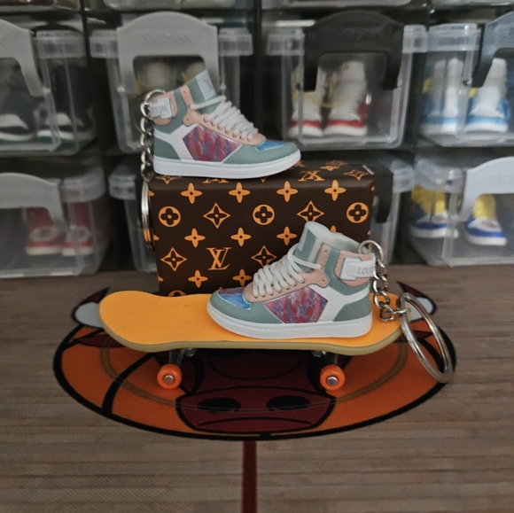 Fashion pair of mini sneakers keychain. - Picture 3 of 8